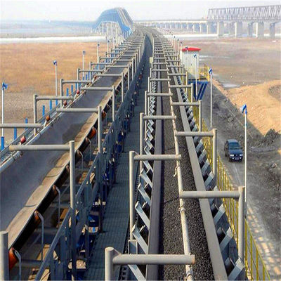 थोक सामग्री को संभालने के लिए लंबी दूरी की घुमावदार बेल्ट कन्वेयर