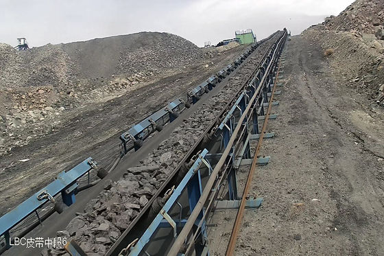 थोक सामग्री को संभालने के लिए लंबी दूरी की घुमावदार बेल्ट कन्वेयर