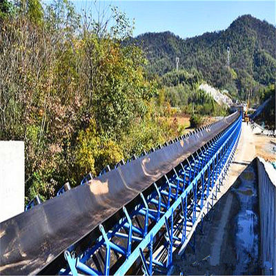 थोक सामग्री घुमावदार बेल्ट कन्वेयर सिस्टम लंबी दूरी